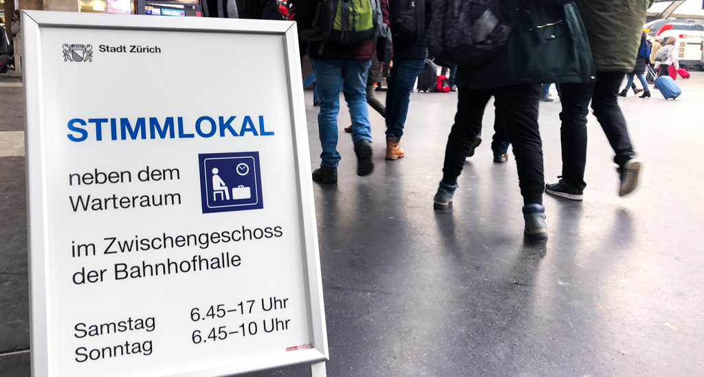 Aufsteller für die Volksabstimmung im Hauptbahnhof Zürich | Foto: © Jörg Wagner